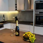 Azzurro - With Private Rooftop Jacuzzi