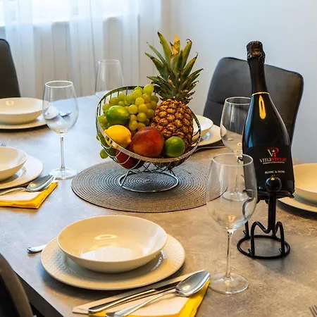 Azzurro - With Private Rooftop Jacuzzi Zara