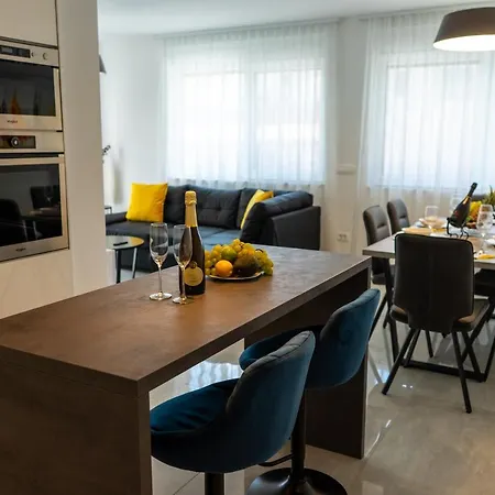 Azzurro - With Private Rooftop Jacuzzi *