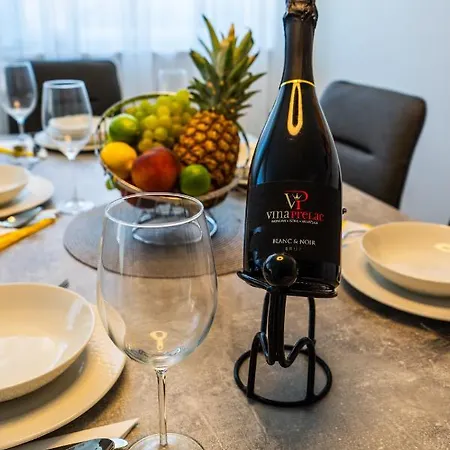 Azzurro - With Private Rooftop Jacuzzi 자다르