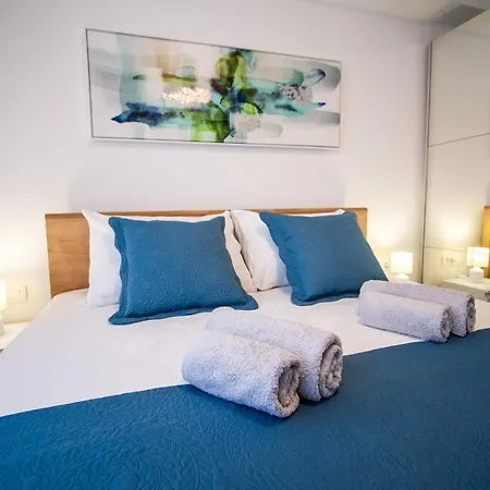 Azzurro - With Private Rooftop Jacuzzi 아파트 자다르
