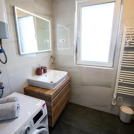 Azzurro - With Private Rooftop Jacuzzi 아파트 자다르