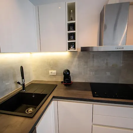 Azzurro - With Private Rooftop Jacuzzi