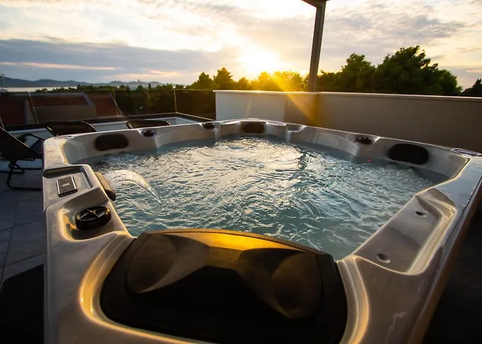 Azzurro - With Private Rooftop Jacuzzi 아파트 *