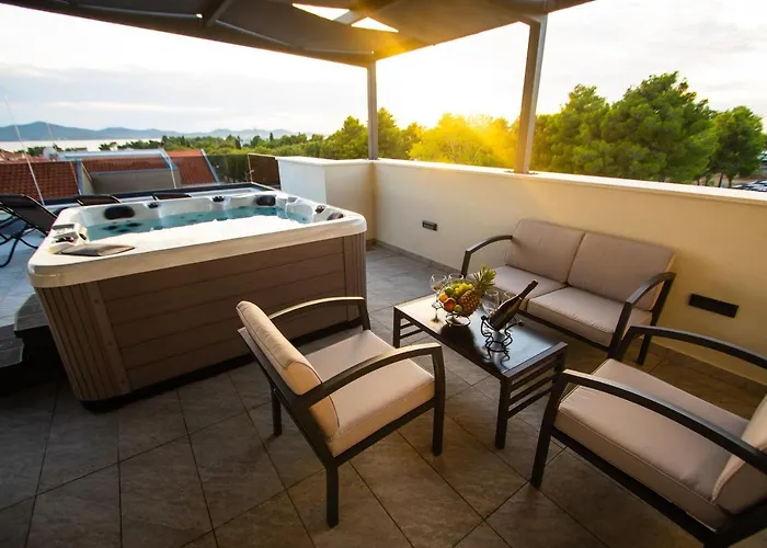 Azzurro - With Private Rooftop Jacuzzi 아파트 자다르