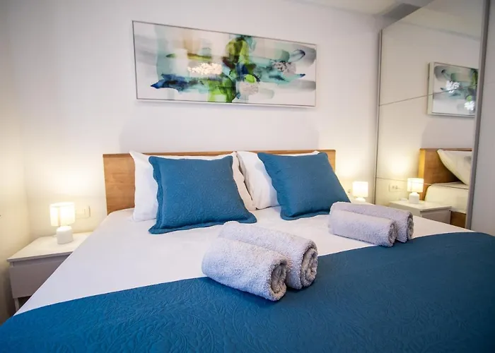 Azzurro - With Private Rooftop Jacuzzi 아파트 자다르
