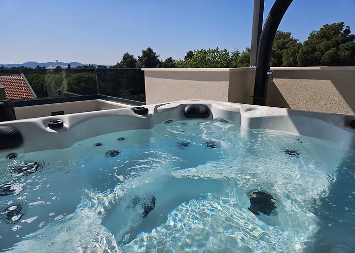 Azzurro - With Private Rooftop Jacuzzi 아파트 자다르