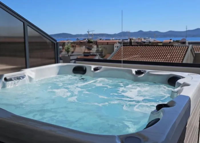 아파트 Azzurro - With Private Rooftop Jacuzzi