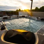Azzurro - With Private Rooftop Jacuzzi Daire *