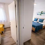 Azzurro - With Private Rooftop Jacuzzi Daire *
