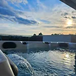 Azzurro - With Private Rooftop Jacuzzi Daire