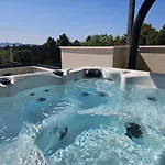 Azzurro - With Private Rooftop Jacuzzi Daire Zadar