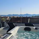 Azzurro - With Private Rooftop Jacuzzi Daire