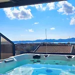 Azzurro - With Private Rooftop Jacuzzi Daire *