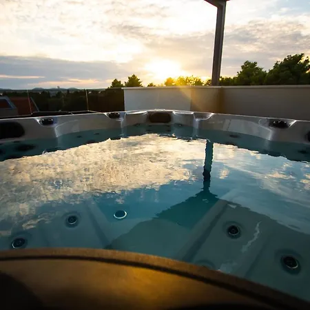 Azzurro - With Private Rooftop Jacuzzi Апартаменты Задар