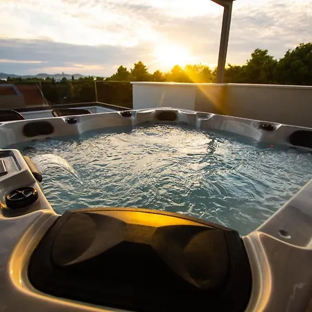 Azzurro - With Private Rooftop Jacuzzi Апартаменты *