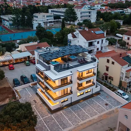 Azzurro - With Private Rooftop Jacuzzi *