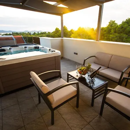 Azzurro - With Private Rooftop Jacuzzi Apartment Zadar