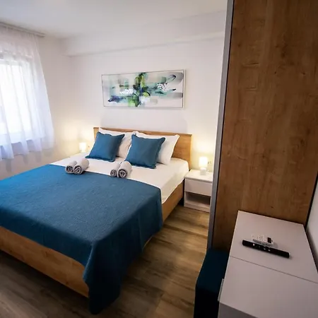 Apartament Azzurro - With Private Rooftop Jacuzzi *
