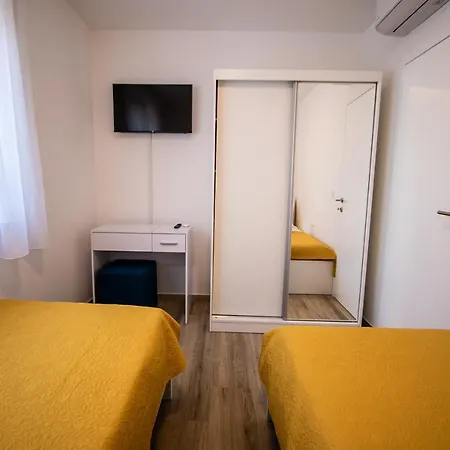 Azzurro - With Private Rooftop Jacuzzi