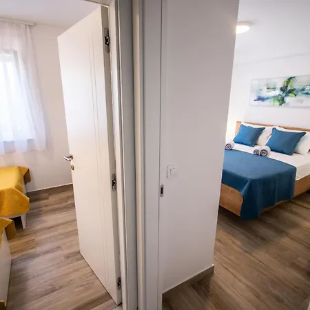 Azzurro - With Private Rooftop Jacuzzi Апартаменты *