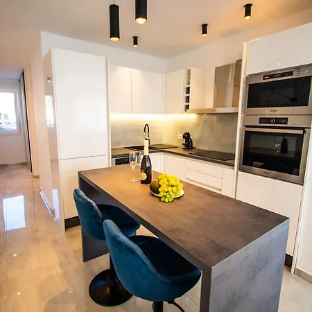 Apartment Azzurro - With Private Rooftop Jacuzzi *