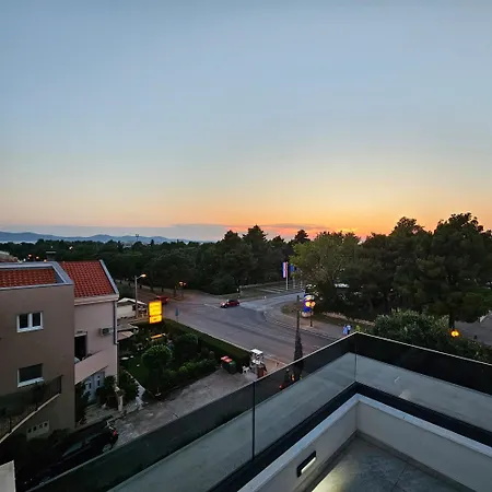 Апартаменты Azzurro - With Private Rooftop Jacuzzi Задар