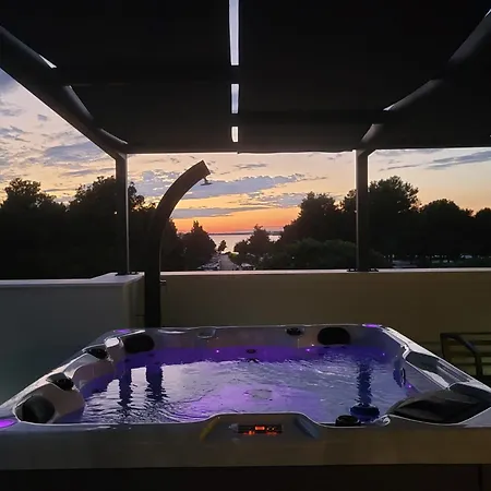 Апартаменты Azzurro - With Private Rooftop Jacuzzi