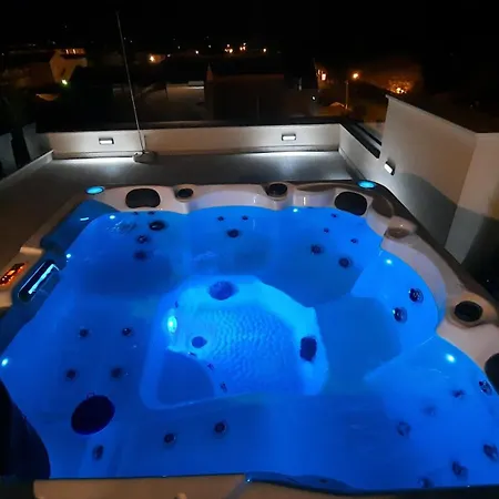 Azzurro - With Private Rooftop Jacuzzi *