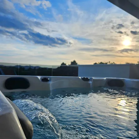 Azzurro - With Private Rooftop Jacuzzi Апартаменты