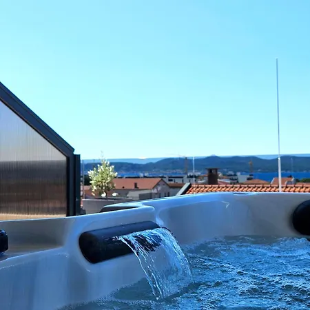 Azzurro - With Private Rooftop Jacuzzi Задар