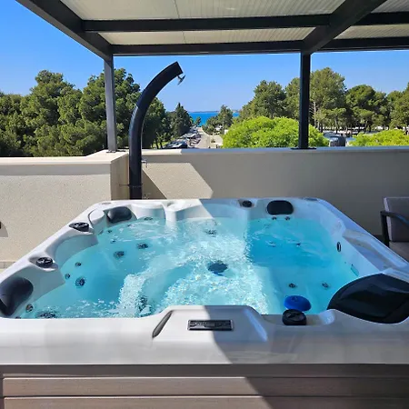 Апартаменты Azzurro - With Private Rooftop Jacuzzi Задар