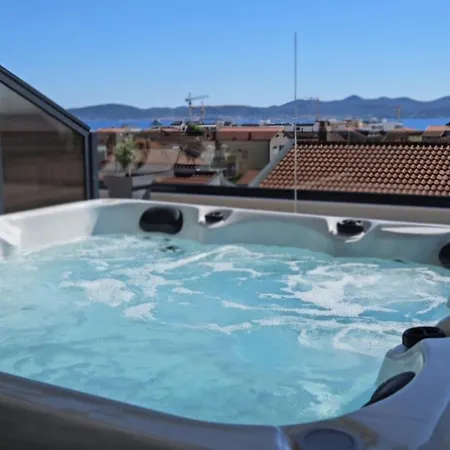 Апартаменты Azzurro - With Private Rooftop Jacuzzi