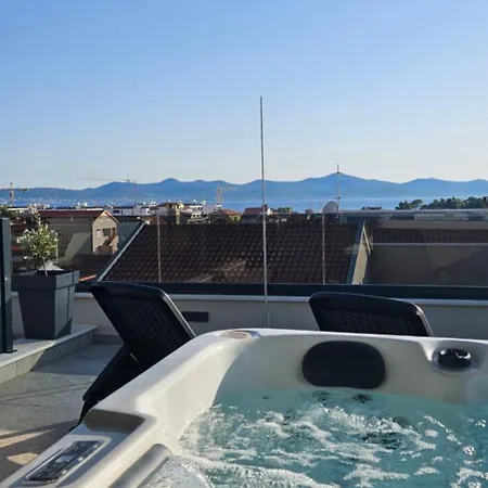 Azzurro - With Private Rooftop Jacuzzi Апартаменты