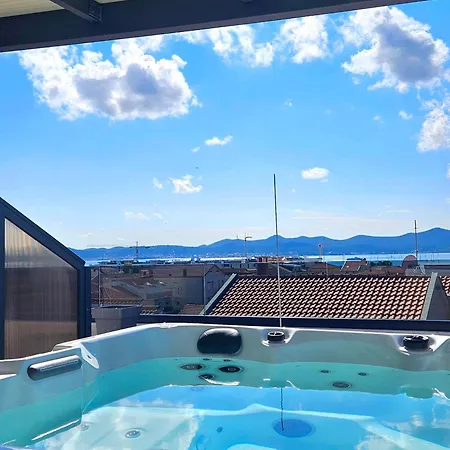 Azzurro - With Private Rooftop Jacuzzi Апартаменты *