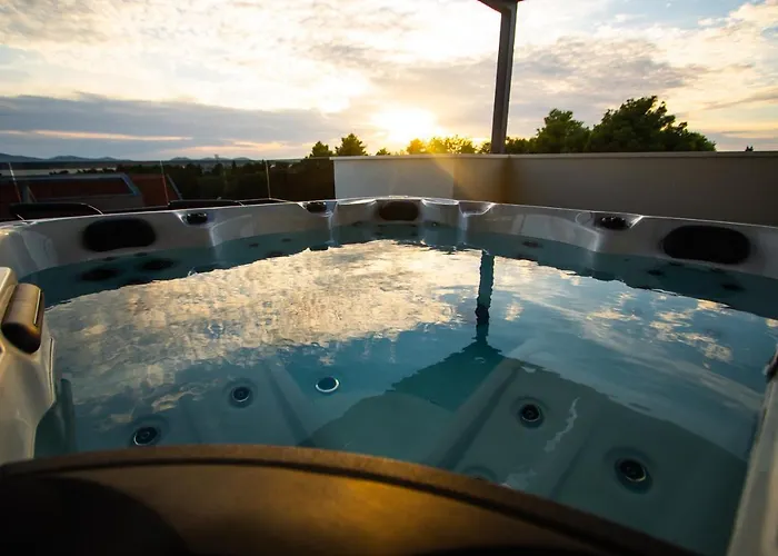Azzurro - With Private Rooftop Jacuzzi Апартаменты Задар