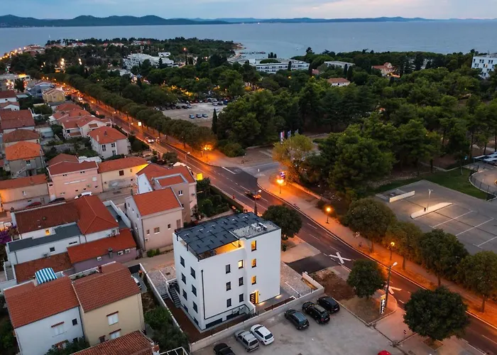 דירה Azzurro - With Private Rooftop Jacuzzi *