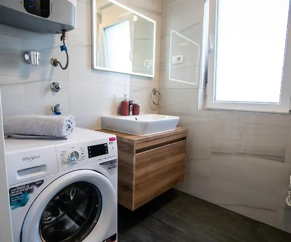 דירה Azzurro - With Private Rooftop Jacuzzi