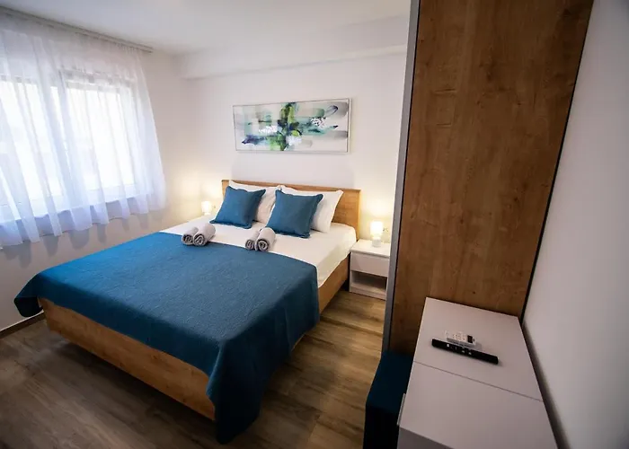 Апартаменты Azzurro - With Private Rooftop Jacuzzi *