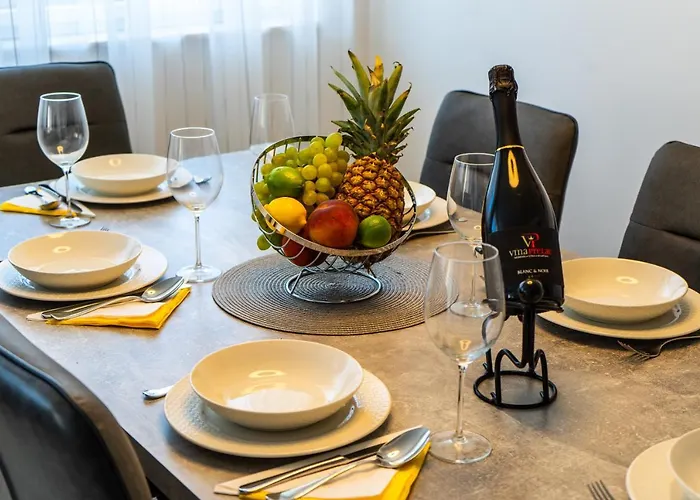 Azzurro - With Private Rooftop Jacuzzi זאדאר