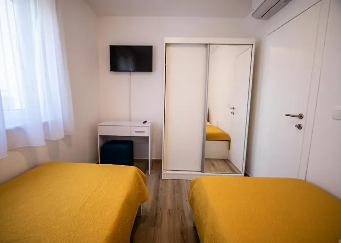 Azzurro - With Private Rooftop Jacuzzi