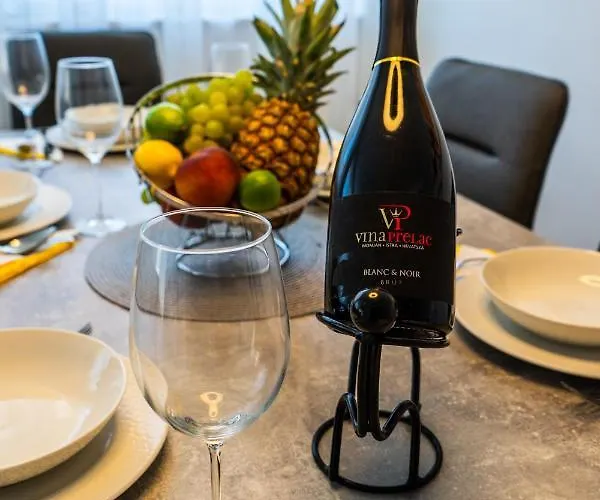 Azzurro - With Private Rooftop Jacuzzi זאדאר