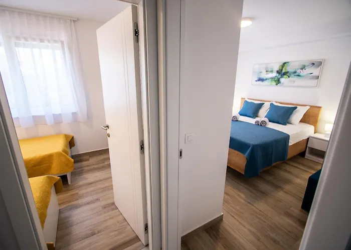 Azzurro - With Private Rooftop Jacuzzi דירה *