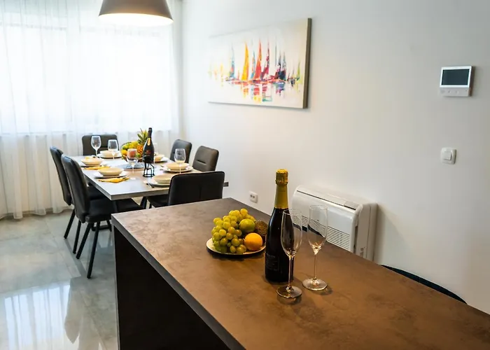 Azzurro - With Private Rooftop Jacuzzi דירה זאדאר