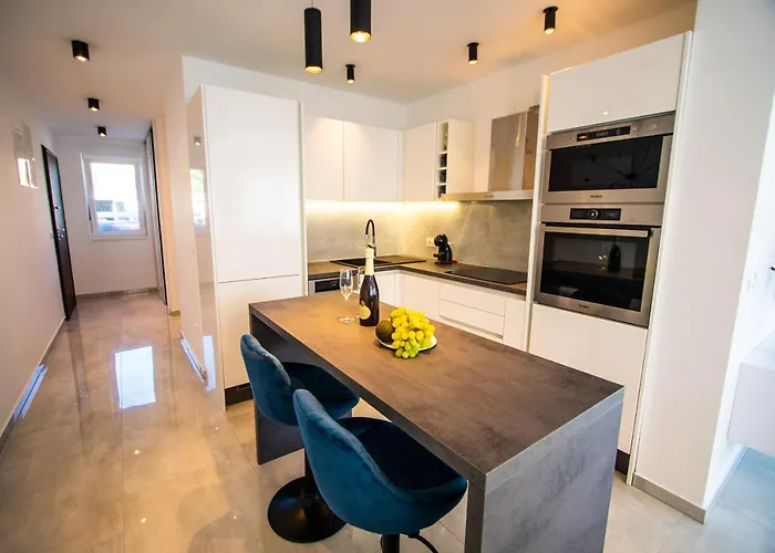 דירה Azzurro - With Private Rooftop Jacuzzi *