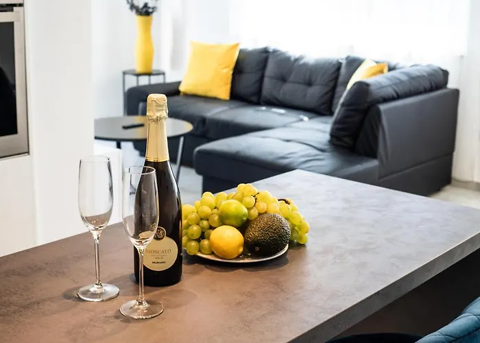 Апартаменты Azzurro - With Private Rooftop Jacuzzi *