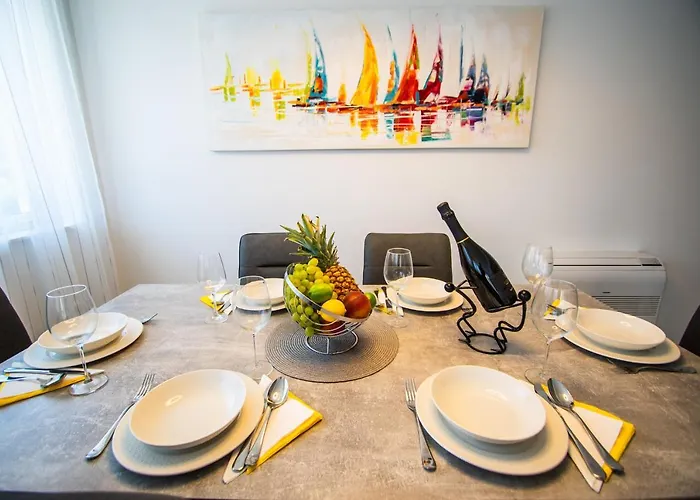 Azzurro - With Private Rooftop Jacuzzi