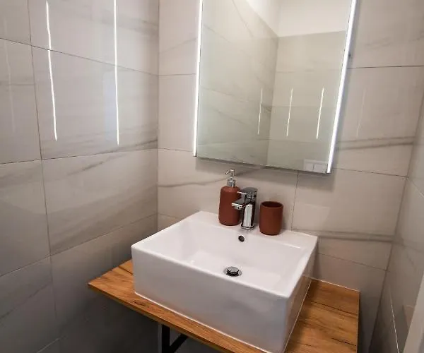 דירה Azzurro - With Private Rooftop Jacuzzi זאדאר