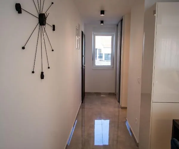 דירה Azzurro - With Private Rooftop Jacuzzi *