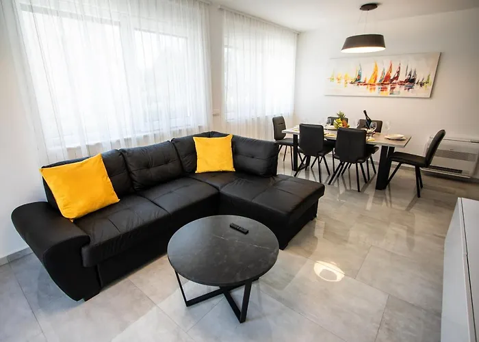 Azzurro - With Private Rooftop Jacuzzi Апартаменты